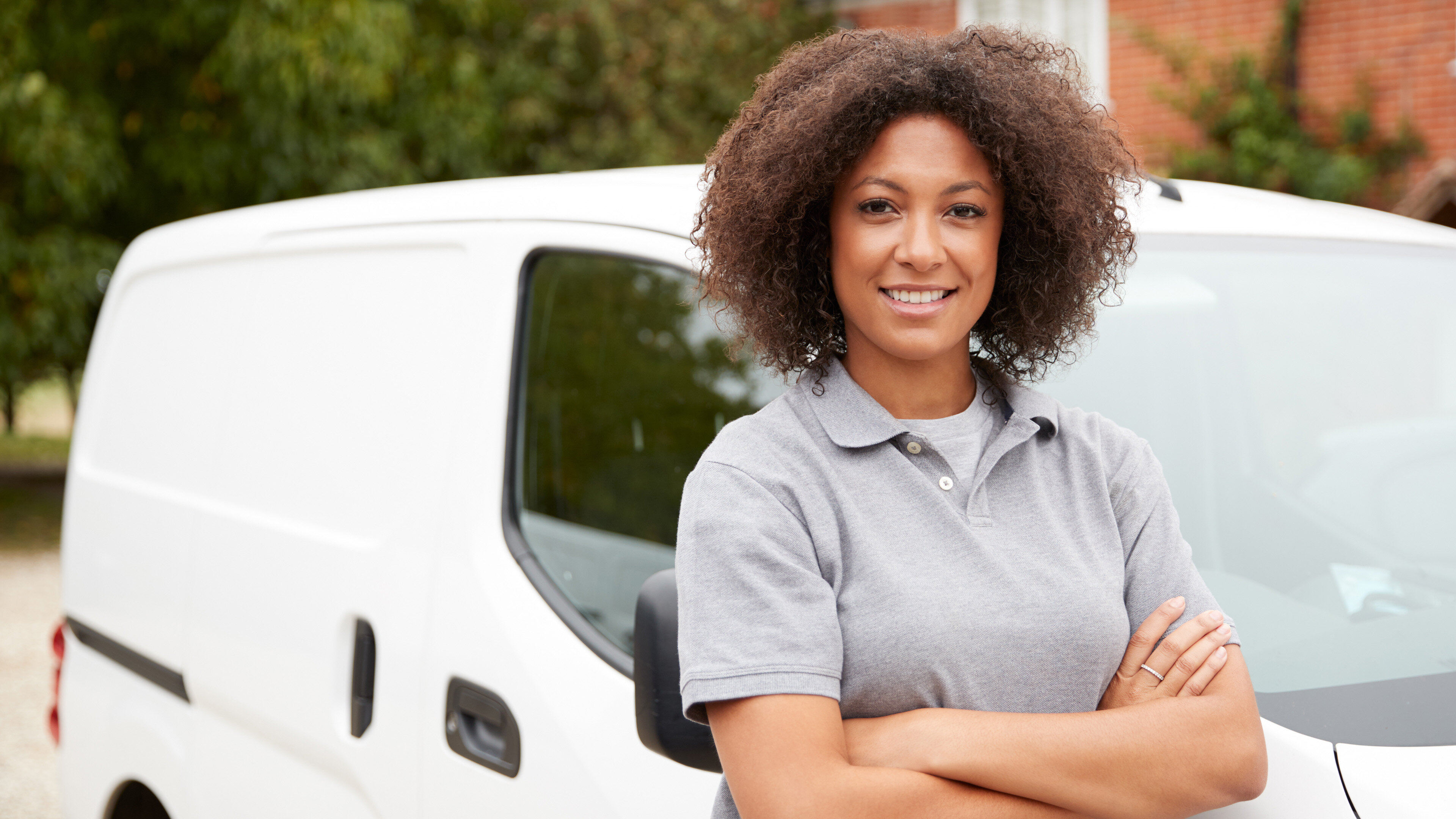 Jeune femme devant un véhicule utilitaire